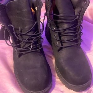 Black timberland boots.